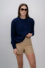 Sweater gris de tejido de punto, con cuello redondo y mangas largas.