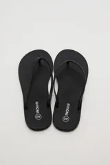 Chancletas negras de diseño clásico y minimalista, con tiras finas de dedo.