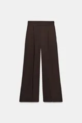 Pantalón de vestir fluido de tiro alto, confeccionado en mezcla de viscosa. Presenta pinzas en el delantero y cierre lateral con cremallera oculta.