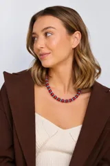Collar de cuentas de cristal checo rojas y turquesas con cierre de acero, de diseño corto.