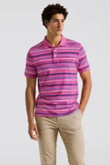Chomba de algodón con diseño de rayas horizontales en tonos rosado, azul y blanco, con cuello polo y cierre frontal de tres botones.