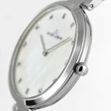 Reloj analógico Jacques Lemans de la línea Milán, con caja de acero inoxidable y malla de acero tipo milanesa. Esfera de nácar con índices de cristales Swarovski y movimiento de cuarzo.