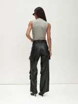 Pantalón negro de cuero sintético, corte ancho, con bolsillos cargo y tiro alto.