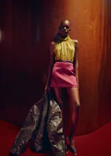 Top amarillo de encaje sin mangas, con cuello gorguera alto y cierre de botones en el cuello. Cuenta con forro interior y diseño entallado.