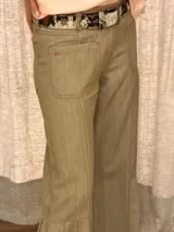 Jean de denim azul con bolsillos delanteros aplicados, costuras verticales y diseño de tablas en los laterales de las piernas amplias.