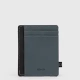 Tarjetero compacto de diseño minimalista en color gris azulado con detalle lateral en negro. Cuenta con ranuras para tarjetas y costuras reforzadas a la vista.