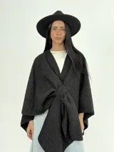 Ruana color crema confeccionada en lana italiana con textura tipo "corderito". Se puede usar abierta o cerrada.