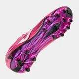 Championes de fútbol Joma modelo Propulsion, color rosa fucsia con detalles en negro y blanco. Presentan cuello tejido y suela con tapones para césped firme (FG).