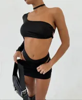 Body negro de lycra con corte asimétrico, una manga larga y falda corta.