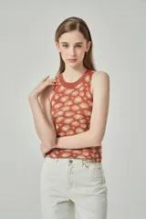 Musculosa de punto color verde militar con estampado animal print en tonos marrón y gris.