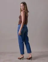 Pantalón de jean de tiro alto, pierna recta y corte a la altura del tobillo.