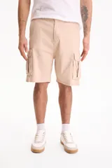 Bermuda cargo de gabardina con spandex, color beige, con bolsillos laterales con solapa.