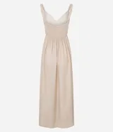 Vestido largo de Blue Steel confeccionado en viscosa, con escote en V, breteles anchos y falda con pliegues. Presenta un estampado floral localizado de gran tamaño sobre una base color beige con pequeños detalles dorados.