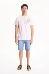 Remera blanca de manga corta y corte regular fit, con estampa en la espalda de estilo gráfico en blanco y negro con motivos de surf.