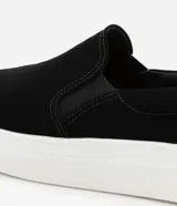 Championes slip on negros con efecto gamuza, suela alta blanca y detalle croco en el talón.