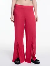 Pantalón ancho color fucsia, con tajos laterales en la botamanga y lazos ajustables. Confeccionado en tejido liviano de lino y viscosa.