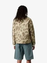 Campera acolchada con estampado camuflado en tonos beige y verde, con cuello redondo, cierre de botones a presión y tres bolsillos delanteros, uno de ellos con etiqueta cuadrada tejida.