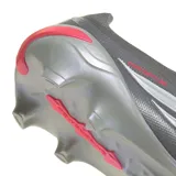 Championes de fútbol Adidas Predator League con lengüeta plegable roja, diseño en tonos gris y detalles en blanco. Incorporan tecnología Nanostrike para mayor precisión y suela Strikeframe optimizada para césped natural.