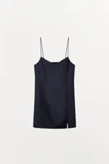 Vestido corto de tejido satinado color azul marino, con escote pico y tirantes finos. El bajo tiene una abertura frontal.