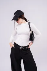 Body de mangas largas en color blanco, con cuello elevado y diseño ajustado al cuerpo.