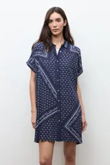 Vestido túnica azul marino con estampado paisley y floral blanco, de corte recto, manga corta y cierre frontal con botones.