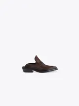 Zueco estilo western de cuero vacuno plateado, con costuras decorativas en la capellada, punta cuadrada y taco bajo de 4 cm.