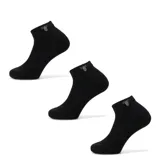 Pack de tres pares de medias tipo soquete color negro, con diseño de corte bajo y logo de la marca bordado en el tobillo.