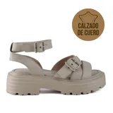 Sandalias de cuero color beige con plataforma track y hebillas ajustables.