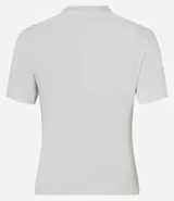 Remera blanca de algodón con cuello redondo y mangas cortas. Estampado frontal con imagen de un cuerpo femenino cubierto por manos.