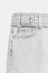 Jeans de corte recto y tiro bajo, confeccionados en tejido de algodón. Presentan diseño de cinco bolsillos, cierre frontal con cremallera y botones, y detalle de cinturón integrado en la cintura.