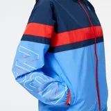 Campera deportiva New Balance de dama, color azul con detalles en rojo y azul marino.