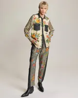 Camisa de corte recto con estampado combinado de flores y pata de gallo, con cuello clásico, manga larga y bolsillos frontales con solapa.