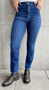 Jean de calce recto con lycra, color azul medio, con bolsillos delanteros y traseros.