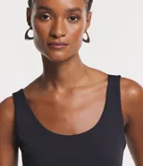 Blusa musculosa color gris claro, con escote en U y breteles anchos. Confeccionada en poliamida y poliéster.