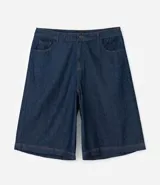 Bermuda tipo jorts de corte amplio y tiro medio, confeccionada en denim de algodón azul oscuro. Presenta diseño de cinco bolsillos, cierre frontal con botón y costuras en tono contrastante.