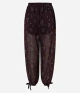 Pantalón largo estilo Aladino de Blue Steel, confeccionado en chiffon con estampado floral y detalles de encaje aplicado. Cuenta con cintura elástica y bajos ajustables con amarras en los tobillos.