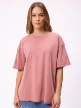 Remera de algodón con efecto lavado, corte holgado y mangas cortas con terminaciones desflecadas. Presenta el logo de la marca bordado en el mismo tono en el frente.
