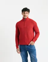 Sweater de punto inglés color verde, con cuello alto y cierre frontal parcial metálico. Diseño de manga larga con puños y ruedo acanalados.