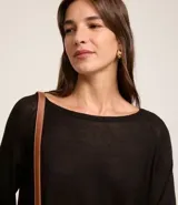 Suéter de punto color celeste, con cuello redondo y mangas largas.