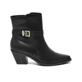 Bota corta de cuero sintético color negro, con taco cuadrado y punta fina. Presenta una tira decorativa en el tobillo con una hebilla metálica dorada que incluye el logo VM.