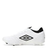 Championes de fútbol Umbro Legend para césped natural, color blanco con detalles en negro y un pequeño detalle tricolor en el lateral. Presentan costuras reforzadas en la puntera para mayor control y durabilidad.