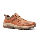 Zapato casual acordonado color marrón de cuero, con suela de goma y detalles de costuras.