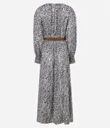 Vestido midi de tejido satinado con estampado abstracto, escote en V, mangas largas con volumen y hombreras estructuradas. Incluye un cinturón con hebilla para marcar la cintura y falda fluida con recortes.
