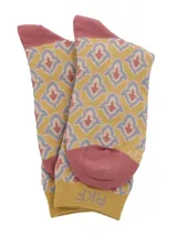 Calcetín de caña media con estampado geométrico en tonos mostaza, gris y rosado. Presenta talón y puntera en color rosado y elástico superior con logo RKF.