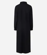Vestido largo chemise negro de Marfinno, confeccionado en mezcla de lino y viscosa. Presenta diseño recto, cuello camisero, botonadura frontal completa, bolsillos laterales y mangas largas con puños.