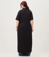 Vestido chemise midi color negro confeccionado en viscosa, de corte recto y holgado. Cuenta con cuello camisero, mangas cortas y cierre frontal con botones al tono.