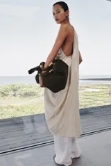 Maxi bolso color marrón con efecto rafia, doble asa de mano rígida con detalles metálicos dorados y cierre con botón imantado.