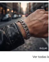 Pulsera de acero con eslabones tipo cubanos, con acabado empavonado que resalta los detalles grabados en cada eslabón.