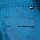 Short de baño Nike color negro, con cintura elástica ajustable mediante cordón blanco y logo de la marca bordado en la parte inferior de la pierna.