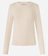 Blusa de algodón color negro, de corte ajustado, con cuello redondo y mangas largas.